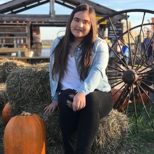 Meet your Posher, Elvia